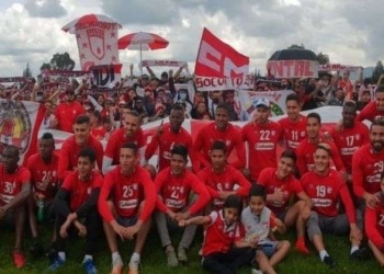 Hinchas de Santa Fe acompañaron al equipo en el entrenamiento