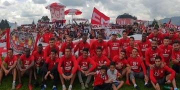 Hinchas de Santa Fe acompañaron al equipo en el entrenamiento