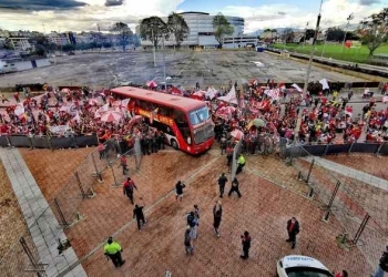 Increíble acompañamiento de los hinchas de Santa Fe al estadio