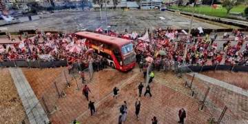 Increíble acompañamiento de los hinchas de Santa Fe al estadio