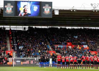 Vuelven los hinchas a los estadios en la Premier League