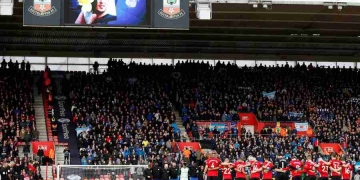 Vuelven los hinchas a los estadios en la Premier League