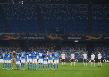 Jugadores del Napoli vestidos con la 10 de Maradona
