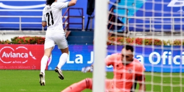 Édinson Cavani y otro gol a David Ospina tras 7 años