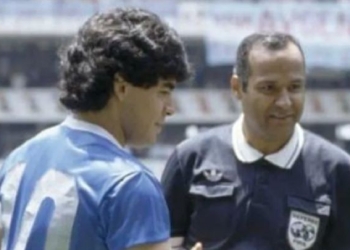 El árbitro de “la mano de Dios” pitó de nuevo en honor a Maradona