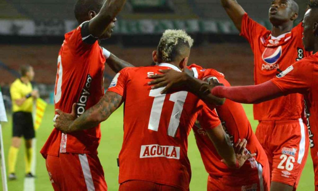 Duván Vergara jugando al límite de la sanción con América de Cali