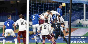 Espectacular gol de Yerry Mina contra Arsenal