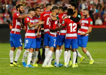 Los jugadores del Granada y un regalo para un empleado del club