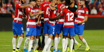 Los jugadores del Granada y un regalo para un empleado del club