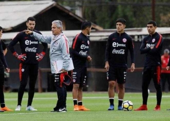 Jugadores de Chile, molestos con Reinaldo Rueda por negociar con la Selección Colombia