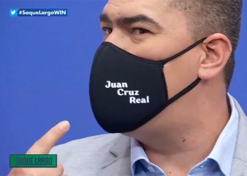 Eduardo Luis López luce el “tapabocas Juan Cruz Real”