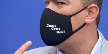 Eduardo Luis López luce el “tapabocas Juan Cruz Real”