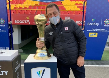 Tulio Gómez y su mensaje al trofeo de la Liga BetPlay