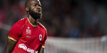 Fue a entrenar con la camiseta del rival para forzar su venta