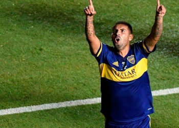 El abrazo de Carlos Tévez a Edwin Cardona por su gol