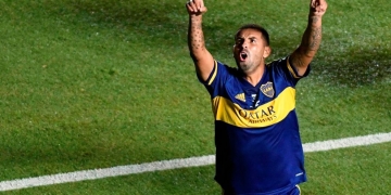 El abrazo de Carlos Tévez a Edwin Cardona por su gol