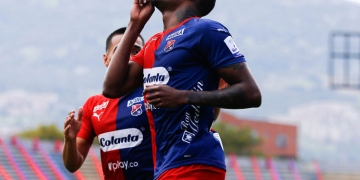 ¿Quién es Larry Angulo? Fecha y lugar de nacimiento: 10 de agosto de 1995, en Cali, Valle del Cauca. Edad: 25 años. Posición: volante. Pierna hábil: derecha. Trayectoria: Deportivo Pasto (2014-I), Patriotas Boyacá (2017-II/2018-I), DIM (2018-II/2020-II) y La Equidad Seguros (2021-I). Palmarés: Copa Colombia 2019 con Deportivo Independiente Medellín.