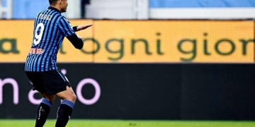 Luis Fernando Muriel da una clase de definición contra Parma