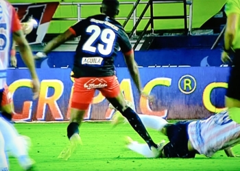 Junior vs. América de Cali: Pisó a Teo Gutiérrez,el VAR avisó y fue expulsado