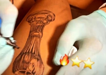 ¡El futbolista de América de Cali tatuándose La 15!