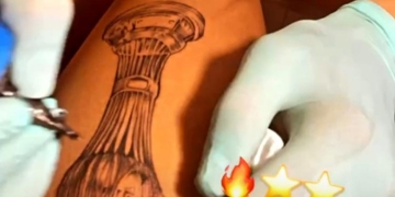 ¡El futbolista de América de Cali tatuándose La 15!