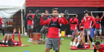 Independiente Santa Fe regresa a competir luego de 15 de inactividad tras el aplazamiento que sufrió en la segunda fecha por el no préstamo del estadio El Campín y hoy, por la tercera jornada, se medirá a Águilas de Rionegro.