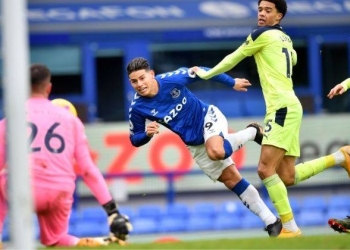 ¡De más a menos! Nueva derrota de Everton con James y Mina en cancha
