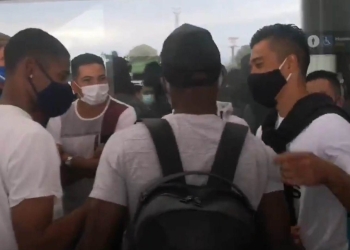 Jugadores y DT de Millonarios reciben a Román en el aeropuerto