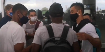 Jugadores y DT de Millonarios reciben a Román en el aeropuerto
