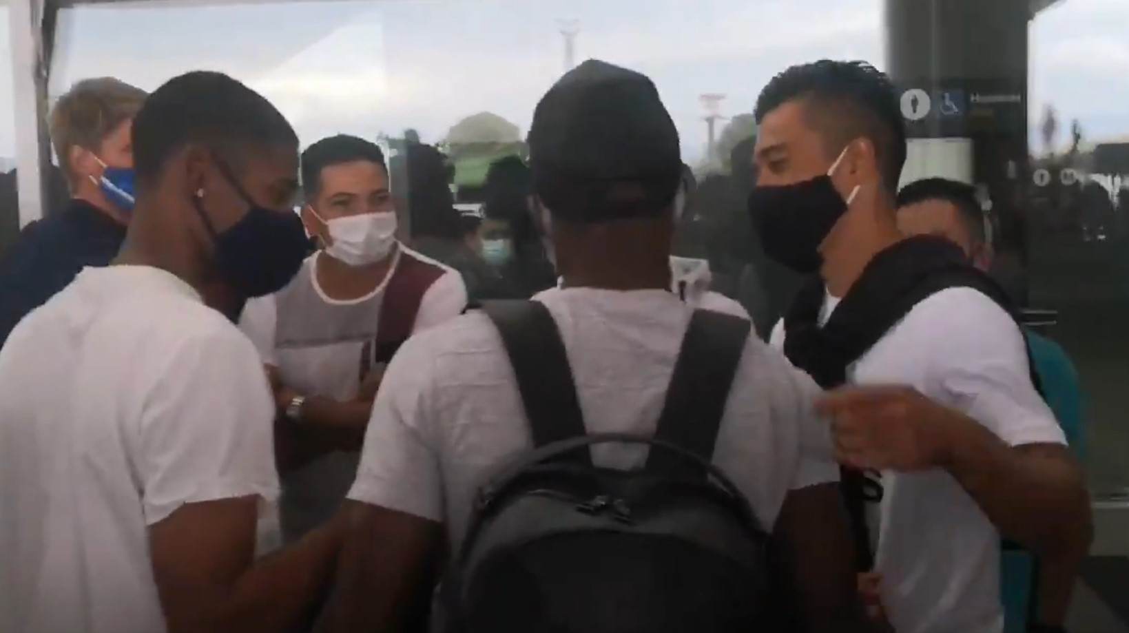 Jugadores y DT de Millonarios reciben a Román en el aeropuerto
