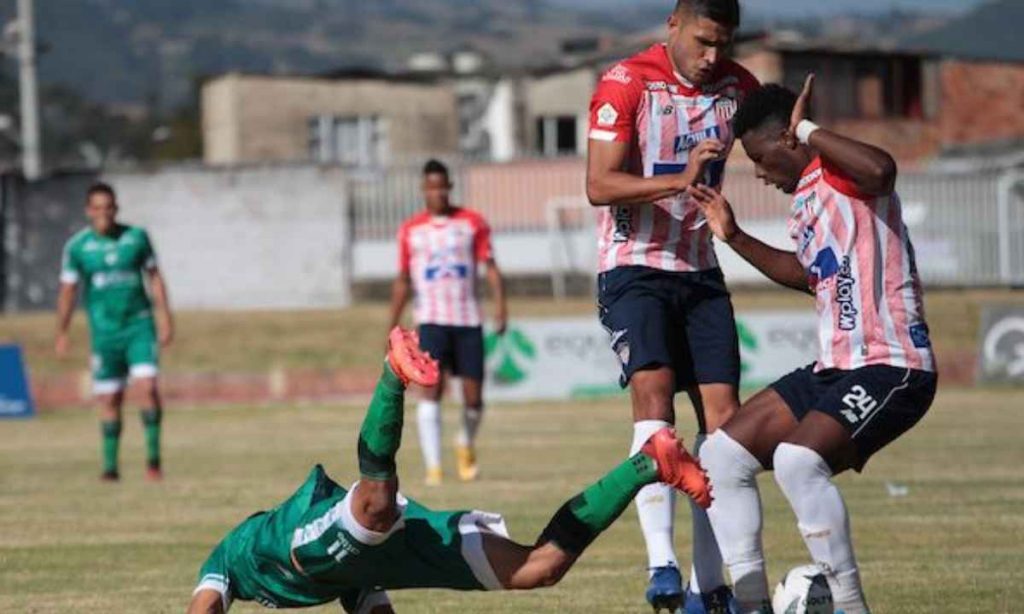 Perea y Carmelo Valencia criticaron la cancha y el arbitraje