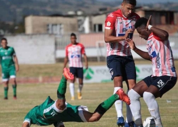 Perea y Carmelo Valencia criticaron la cancha y el arbitraje