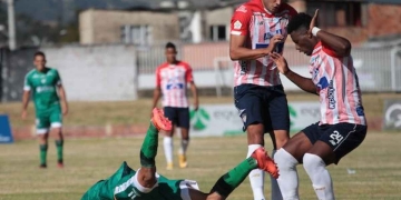 Perea y Carmelo Valencia criticaron la cancha y el arbitraje