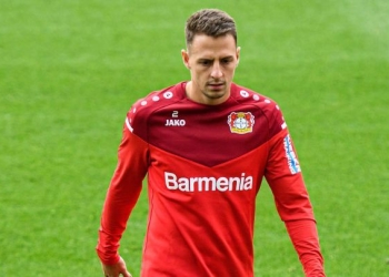 ¡A Santiago Arias le falta la firma!