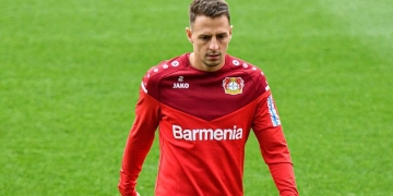 ¡A Santiago Arias le falta la firma!