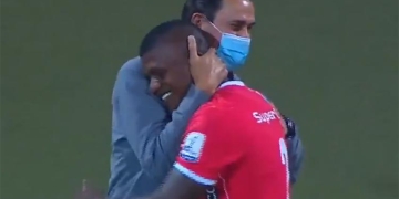 Los saludos de Guimaraes con sus dirigidos en América de Cali