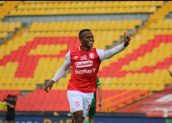 ¡De rojo, pero no escarlata! Jhon Arias, la figura de Santa Fe que regresa al Pascual Guerrero 