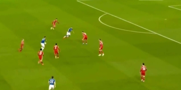 ¿Aburrido? Asistencia de James contra el Liverpool