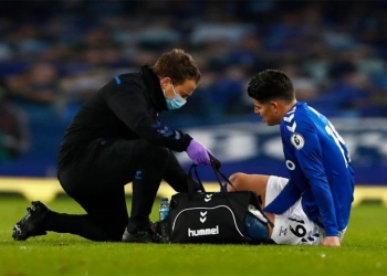El golpe que sufrió James Rodríguez en Everton vs. Fulham