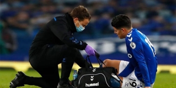 El golpe que sufrió James Rodríguez en Everton vs. Fulham