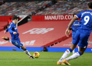 ¡Golazo de James Rodríguez a Manchester United!