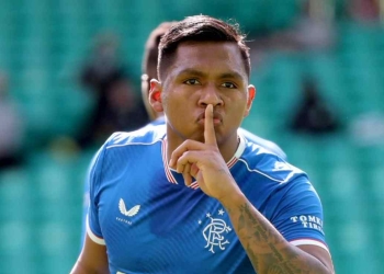 En Escocia le dan palo a Alfredo Morelos: "Es una completa vergüenza para el Rangers"