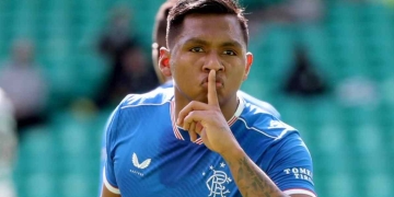 En Escocia le dan palo a Alfredo Morelos: "Es una completa vergüenza para el Rangers"