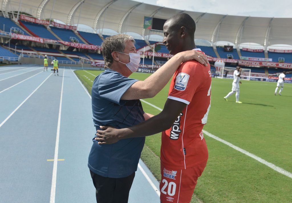 El paternal abrazo del Bolillo a un jugador del América de Cali