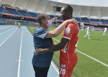 El paternal abrazo del Bolillo a un jugador del América de Cali