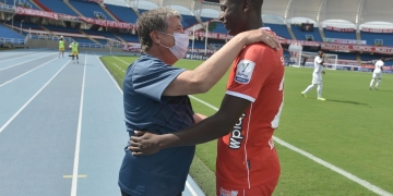 El paternal abrazo del Bolillo a un jugador del América de Cali