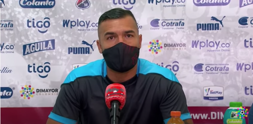 Con la camiseta al revés, Andrés Cadavid protestó contra el VAR en rueda de prensa