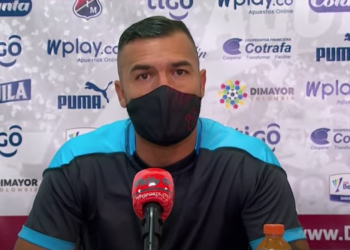 Con la camiseta al revés, Andrés Cadavid protestó contra el VAR en rueda de prensa