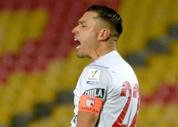 Con una actuación memorable de Leandro Castellanos, Santa Fe es el nuevo líder