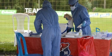 ¡Leo Castro se pierde el clásico! Salió positivo por COVID-19